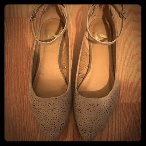 Report flats with cross ankle strap